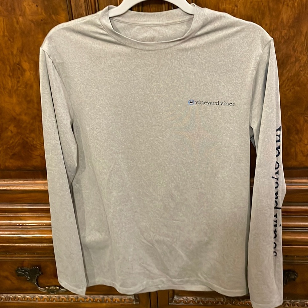 Vineyard Vines men’s XS long sleeved performance tee gray w/blue print